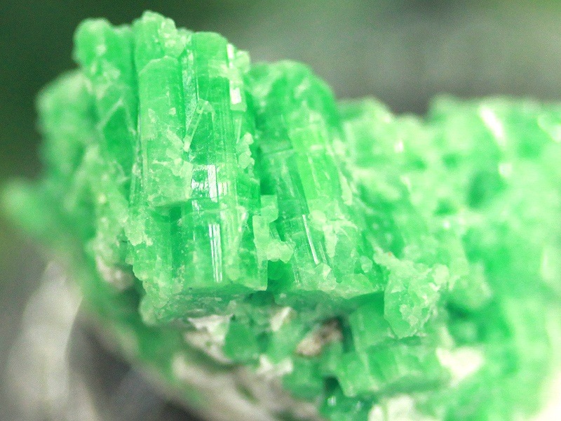 エメラルド結晶（大）原石カラーチェンジ