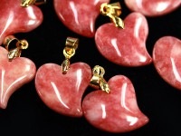 限定入荷！★繁栄・成功・健康の石として幅広い年代に定番人気★天然石/紅翡翠（ひすい・ジェイド・jade）ペンダントトップ/シンプルハート/ゴールドカラー/1個【天然石/パワーストーン】【アメリカツーソ