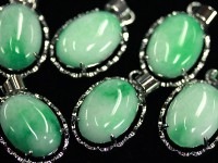 限定入荷！★繁栄・成功・健康の石として幅広い年代に定番人気★天然石/翡翠（ひすい・ジェイド・jade）ペンダントトップ/オーバル/シルバーカラー/1個【天然石/パワーストーン】【アメリカツーソン・香港