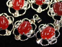 限定入荷！★繁栄・成功・健康の石として幅広い年代に定番人気★天然石/紅翡翠（ひすい・ジェイド・jade）ペンダントトップ/フラワー/シルバーカラー/1個【天然石/パワーストーン】【アメリカツーソン・香