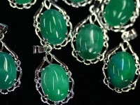 限定入荷！★繁栄・成功・健康の石として幅広い年代に定番人気★天然石/翡翠（ひすい・ジェイド・jade）ペンダントトップ/オーバルフレーム/シルバーカラー/1個【天然石/パワーストーン】【アメリカツーソ