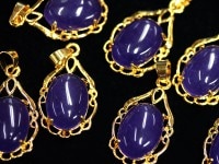 限定入荷！★繁栄・成功・健康の石として幅広い年代に定番人気★天然石/紫翡翠（ひすい・ジェイド・jade）ペンダントトップ/オーバルフレーム/ゴールドカラー/1個【天然石/パワーストーン】【アメリカツー