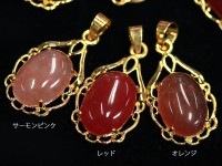 限定入荷！★繁栄・成功・健康の石として幅広い年代に定番人気★天然石/紅翡翠（ひすい・ジェイド・jade）ペンダントトップ/オーバルフレーム/ゴールドカラー/1個【天然石/パワーストーン】【アメリカツー