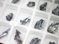 ≪原石祭り30％OFF≫【USAツーソンミネラルシ ョー商品】極上！美麗！★ギラッと輝く鈍色の光！★中国貴州省チンロン鉱山産★5A/天然原石/スティブナイト原石（アンチモナイト/輝安鉱/Stibnit