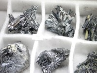 ≪原石祭り30％OFF≫【USAツーソンミネラルシ ョー商品】極上！美麗！★ギラッと輝く鈍色の光！★中国貴州省チンロン鉱山産★5A/天然原石/スティブナイト原石（アンチモナイト/輝安鉱/Stibnit