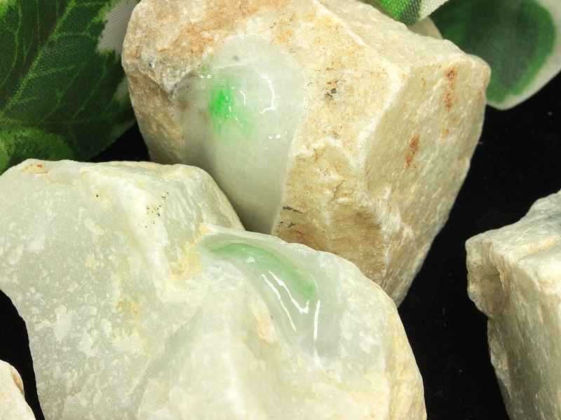 極上】ミャンマー産黄翡翠の原石(779g) 極上】ミャンマー産黄翡翠の