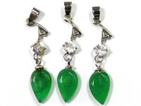 限定入荷！★繁栄・成功・健康の石として幅広い年代に定番人気★天然石/翡翠（ひすい・ジェイド・jade）ペンダントトップ/リーフ/ラインストーン/シルバーカラー/1個【天然石/パワーストーン】【アメリカ