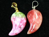 限定入荷！★繁栄・成功・健康の石として幅広い年代に定番人気★天然石/紅翡翠（ひすい・ジェイド・jade）ペンダントトップ/勾玉/シルバーカラー/1個【天然石/パワーストーン】【アメリカツーソン・香港展