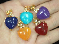 限定入荷！★繁栄・成功・健康の石として幅広い年代に定番人気★天然石/紅翡翠（ひすい・ジェイド・jade）ペンダントトップ/大粒ハート/ラインストーン/ゴールドカラー/1個【天然石/パワーストーン】【ア