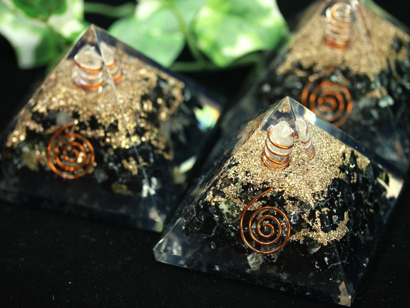 巾着のようなボトル入り・ホワイトローズのオルゴナイト【クラック水晶