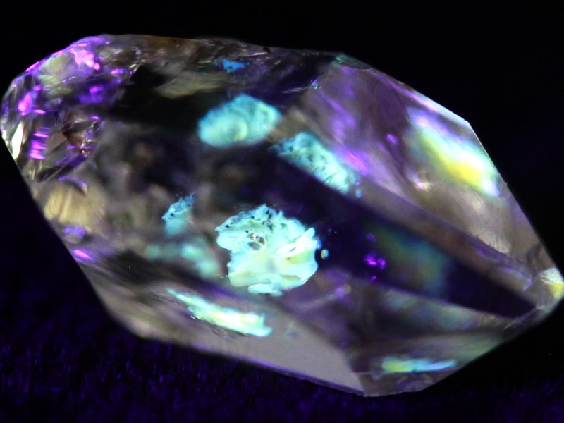 青い水晶のクラスター　天然石　鉱物　パワーストーン　クリスタル　レア　珍しい 青い水晶のクラスター 天然石 鉱物 パワーストーン クリスタル