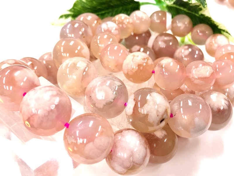 可愛い桜の花びら！☆人気のレアストーン☆桜模様の内包物☆天然石