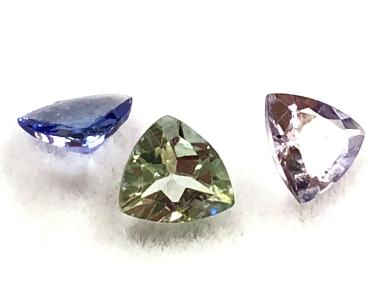 光によって色を変える幻想的な石☆チェンジカラー☆宝石ルース