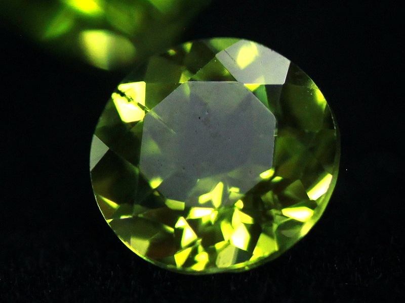 オリビン　ルース 限定入荷☆極上！透明度抜群◎輝く高発色グリーン☆宝石ルース