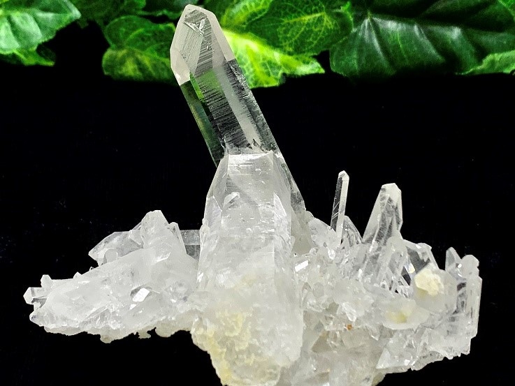 透明からグレーの結晶クラスター