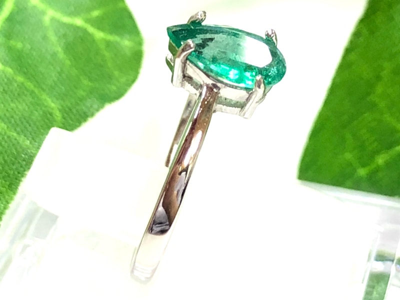 世界四大貴石☆鮮やか濃密エメラルドグリーン！】エメラルド 据える リング 