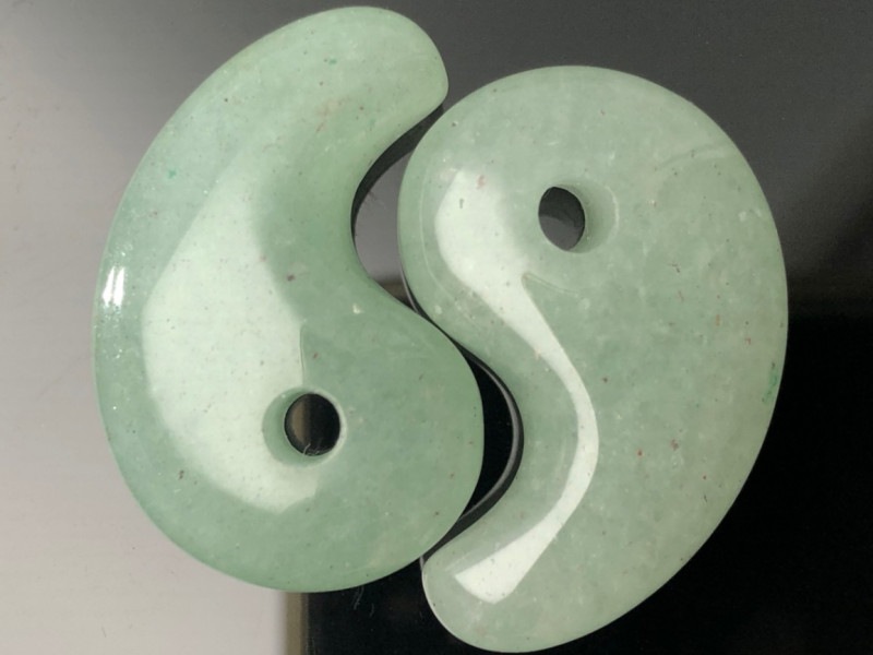 グリーンアンバー勾玉 天然石 勾玉 グリーンアンバー 琥珀 AAA コロンビア産 現代勾玉 Ｓ