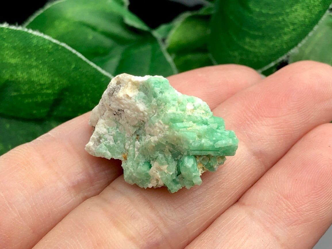 希少！鮮やかなグリーンカラー密集結晶エメラルド原石 s166/2284