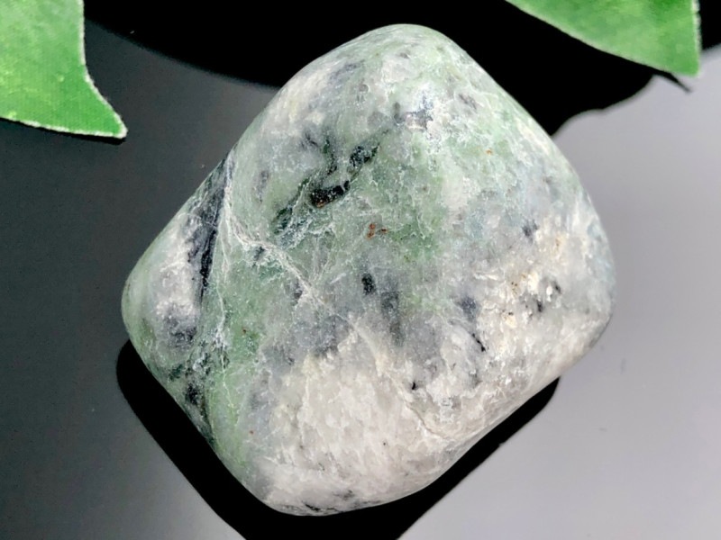 糸魚川翡翠 黒 緑 ヒスイ 原石 325g