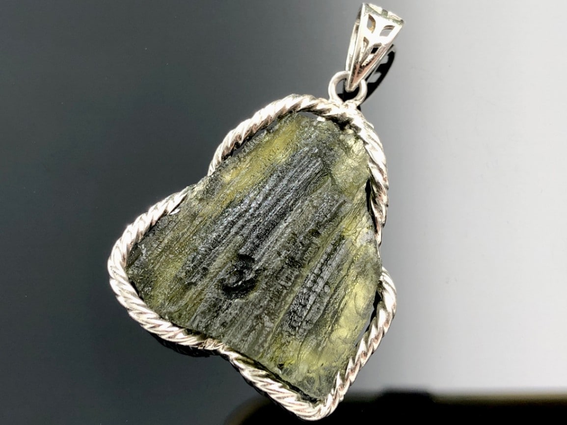 ブルーレースアゲート 蝶々（台座付き） ループタイ・フレーム