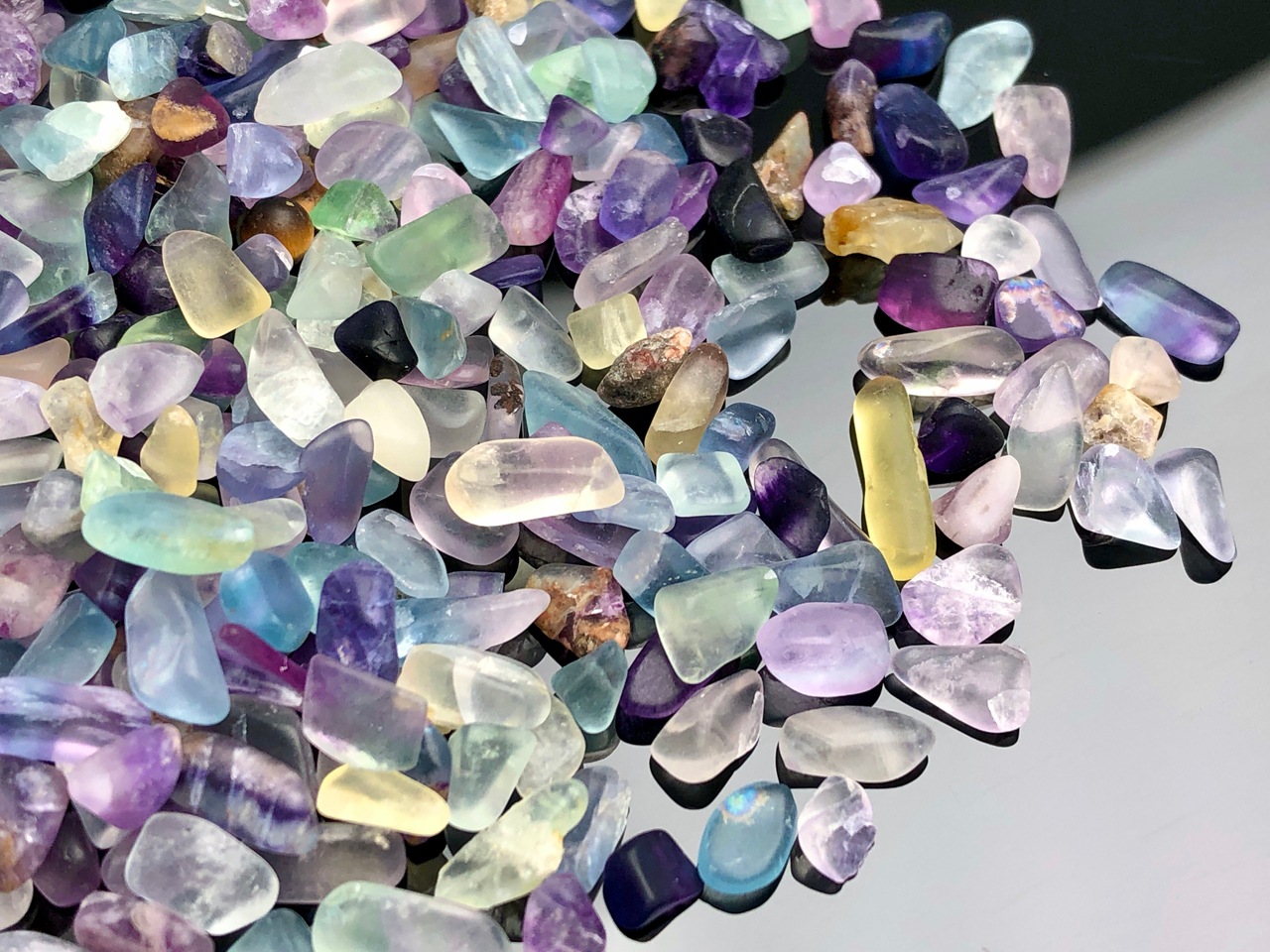 【天然石】スフィア　レインボー　フローライト① 限定入荷☆七色の天才の石☆天然石さざれチップ/レインボーフロー