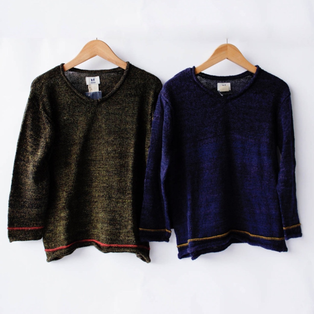 Vネックニットウェア