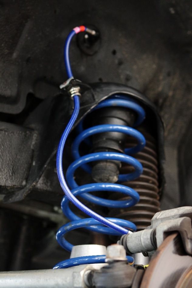 JB23W ジムニー ブレーキライン ステンレスフィティング 2〜3.5インチリフトアップ用JB23W ジムニー 40mmロング ブレーキホース 1台分セット 2〜3.5インチ リフトアップ用 ステンメッシュ  スズキ 車 カスタムパーツ カー用品 部品 車用品 カーパーツ 足回り | オートパーツ サンライズ