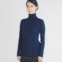 ᥿ȥ˥å (Men's) / Indigo Dyed Turtle Neck Sweater (Men's)