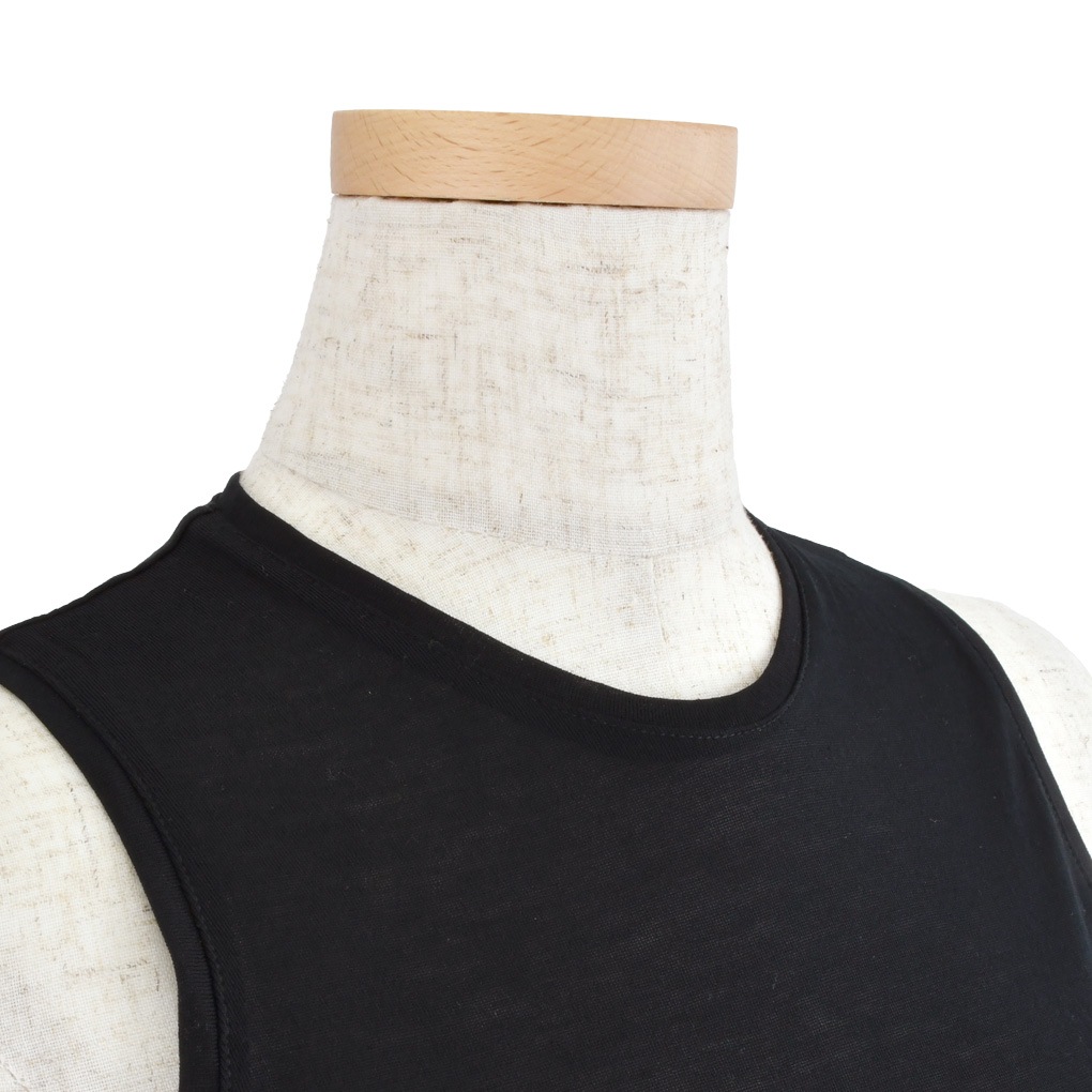 後スリットタンクトップ