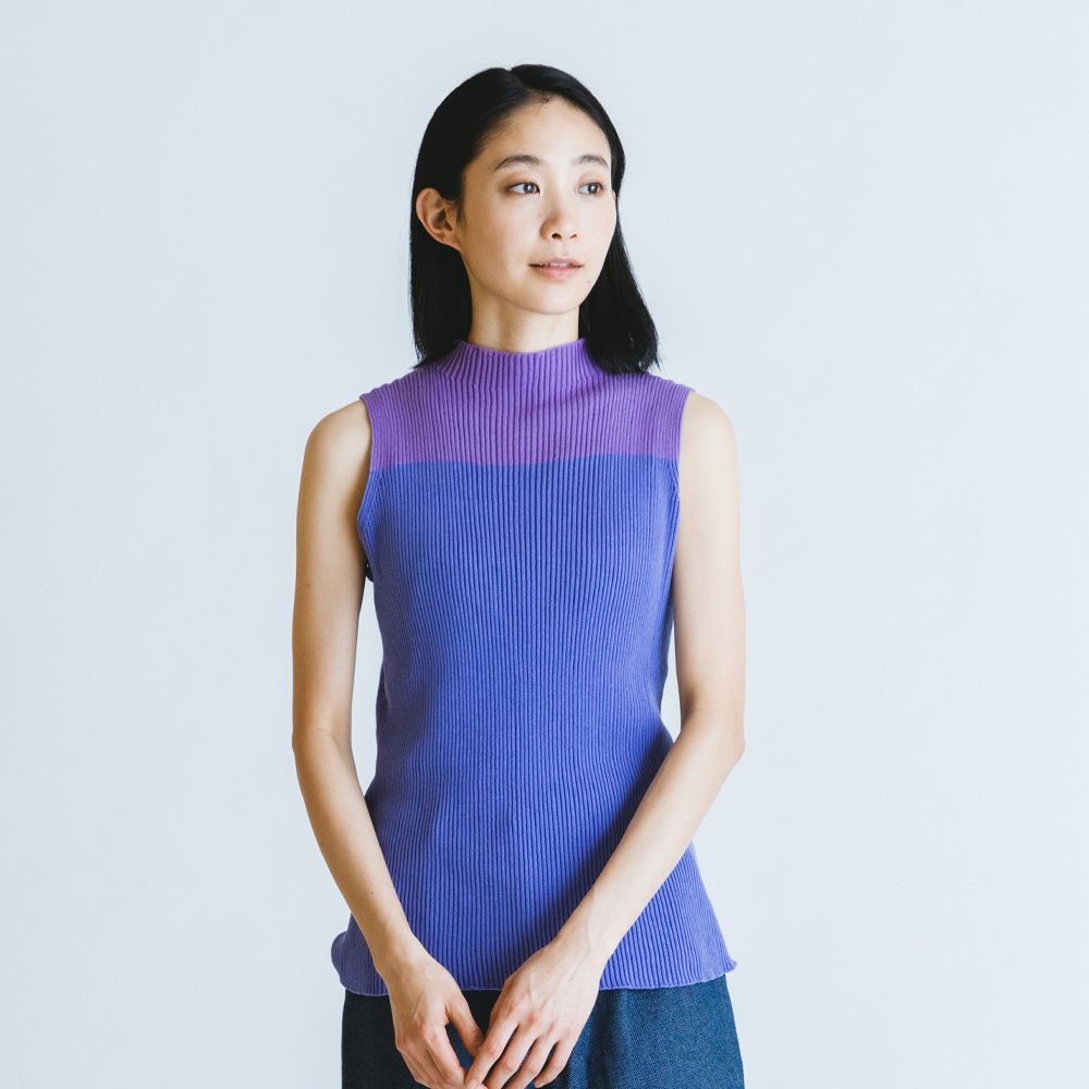 配色ハイネックノースリーブニット