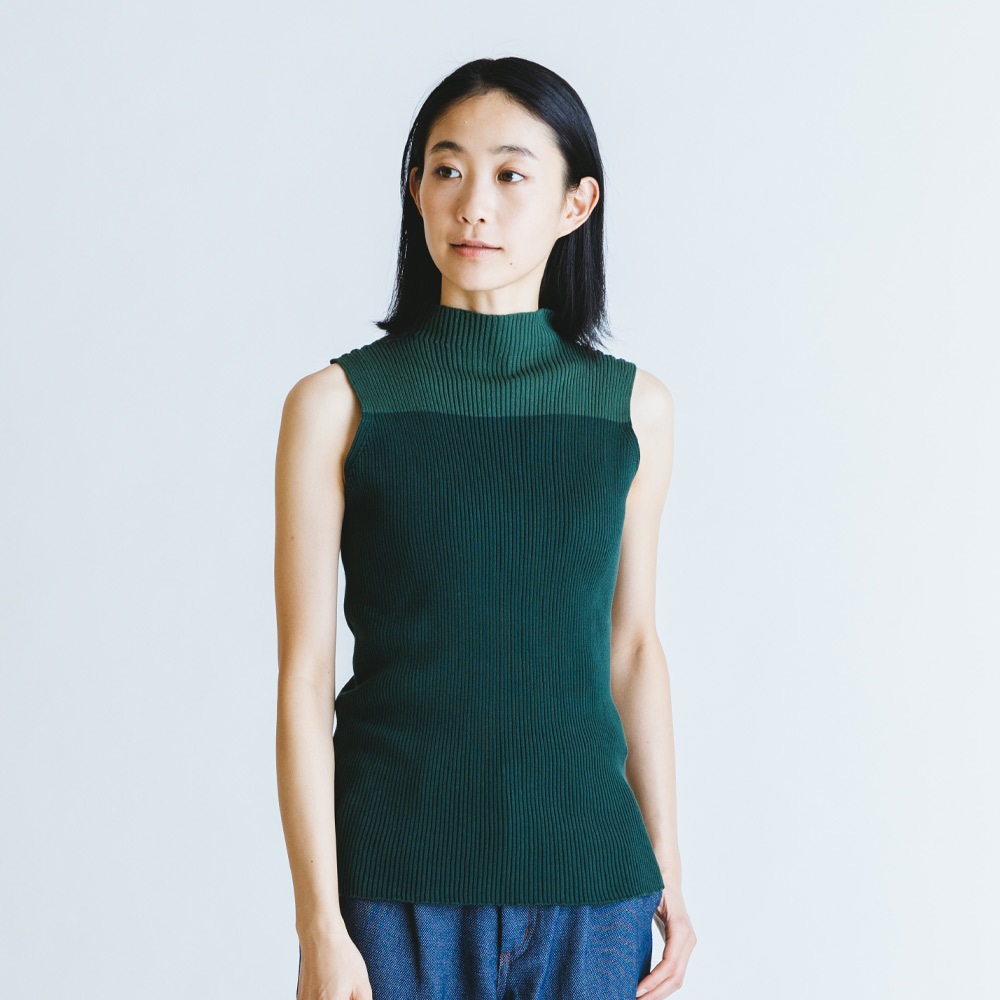 配色ハイネックノースリーブニット