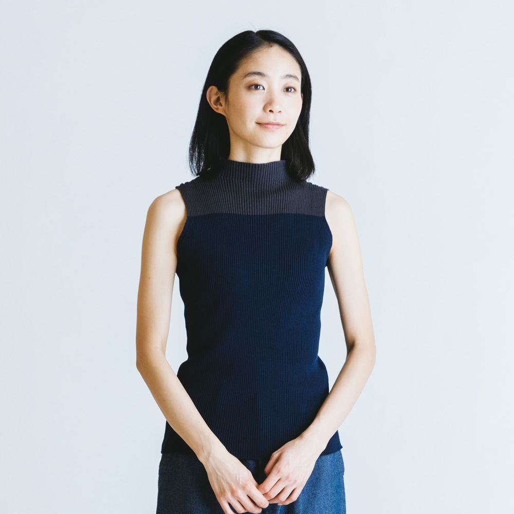 配色ハイネックノースリーブニット