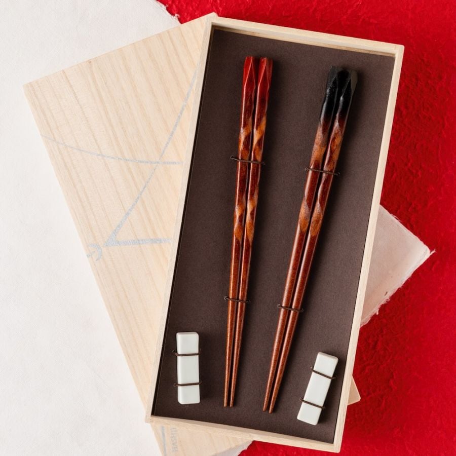 鶴 彫塗分 22.5cm 砂岩箸置付 ギフト箱付 | お箸の専門店 【箸蔵ま