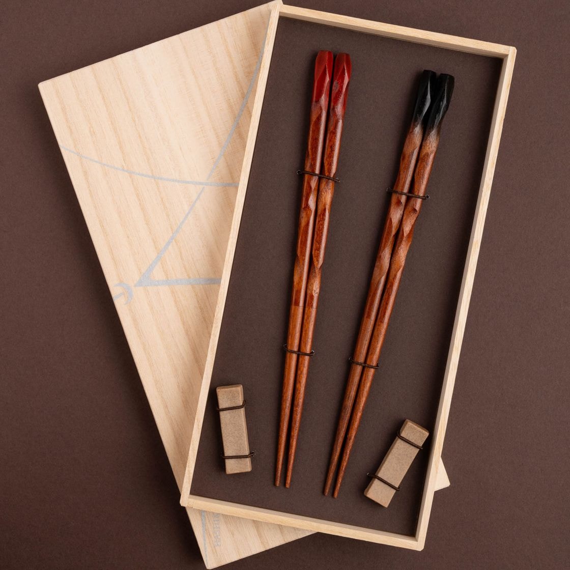 食洗対応箸 彫塗ペア 砂岩箸置付 ギフト箱付 | お箸の専門店 【箸蔵ま