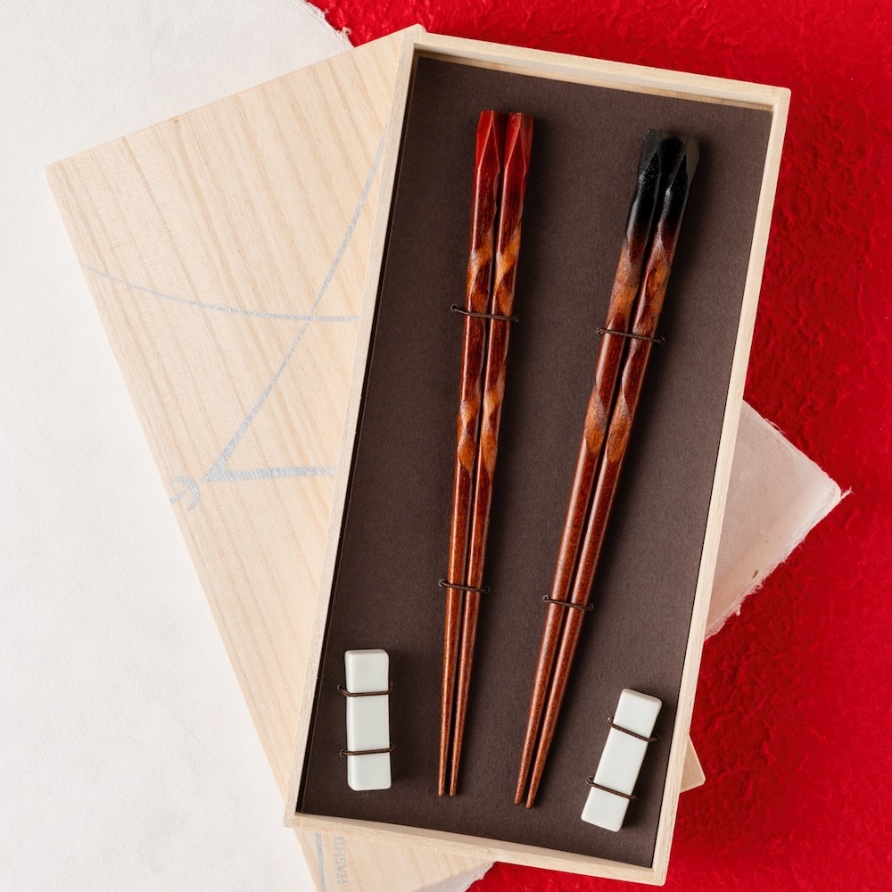 漆ねじり彫り ペア 白箸置付 ギフト箱付 | お箸の専門店 【箸蔵ま