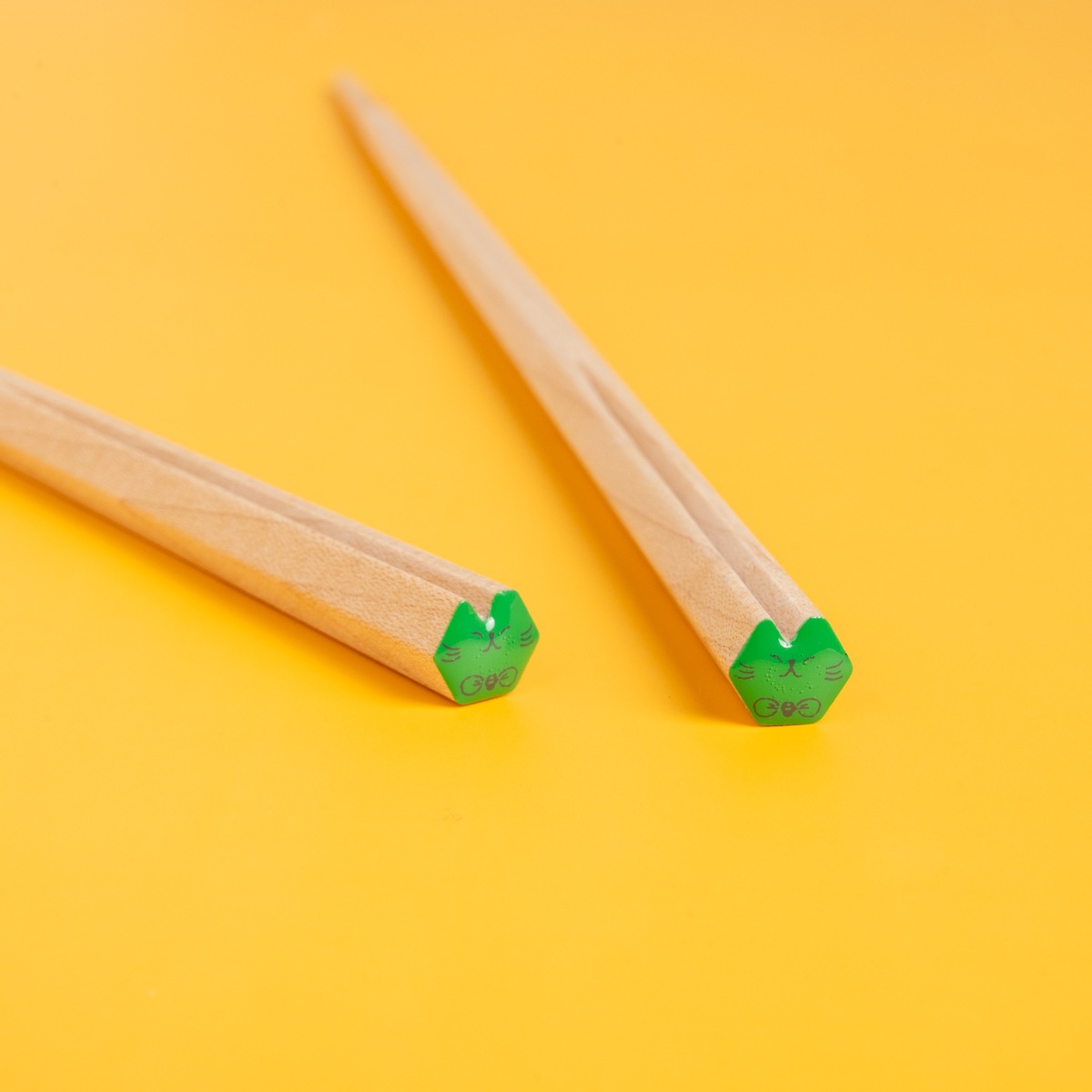 ニコニャン GOROGORONYAN cat chopsticks｜ゴロゴロ転がる猫の箸置付｜ペアギフトセット グリーン×イエロー