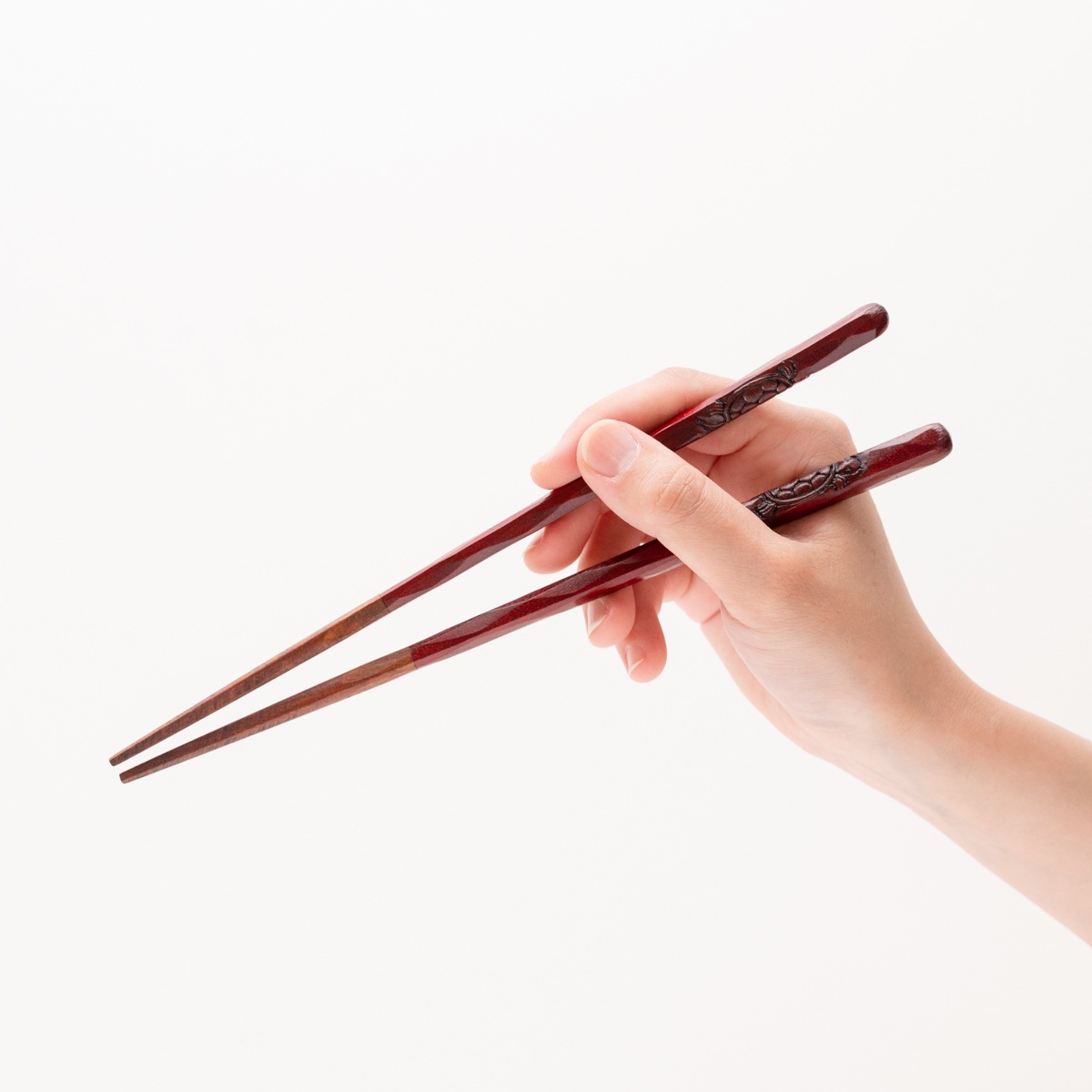 鶴亀 彫塗分|おめでたい鶴亀模様のペアギフト|小豆色 ペア 鶴亀箸置付 ギフト箱付