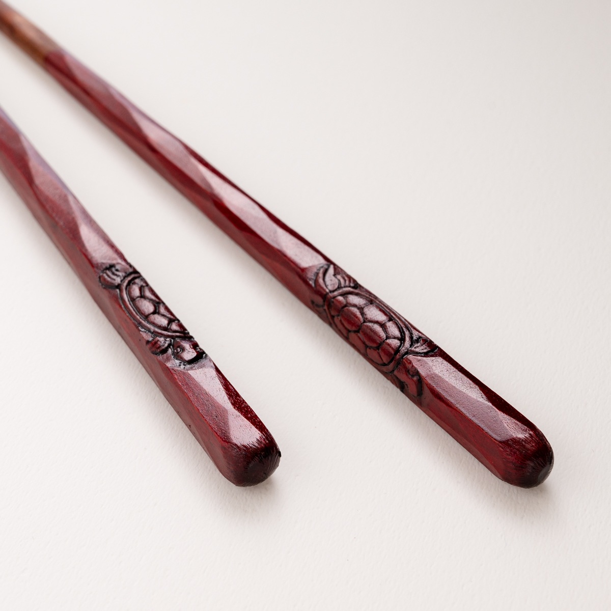 鶴亀 彫塗分|おめでたい鶴亀模様のペアギフト|小豆色 ペア 砂岩箸置付 ギフト箱付