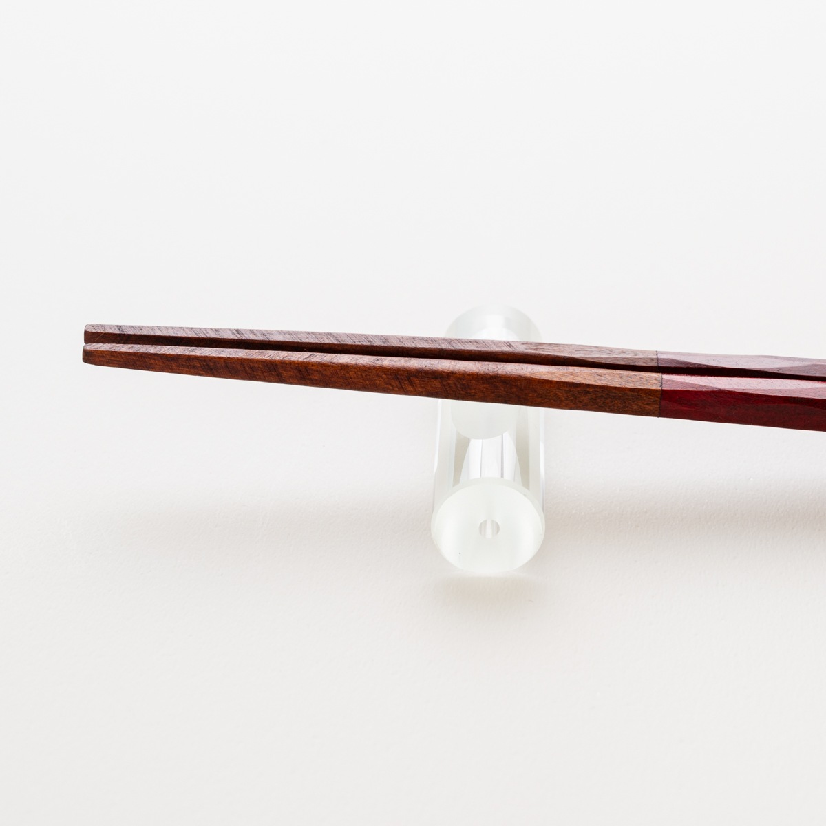 鶴亀 彫塗分|おめでたい鶴亀模様のペアギフト|小豆色 ペア 砂岩箸置付 ギフト箱付