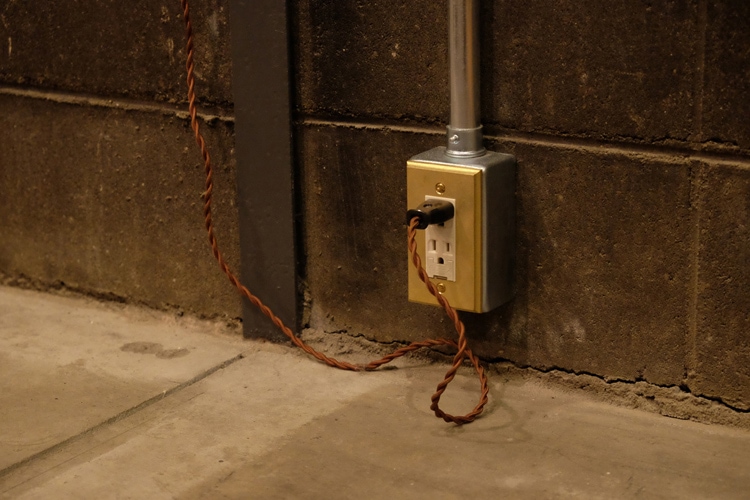 コンセントプレート 1112 長穴2連 4つ口 | コンセントプレート