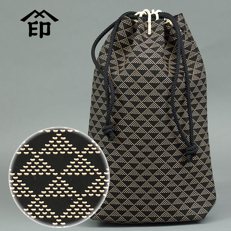 印傳屋　合切袋（小）うぐいす地　白漆　とんぼ　印伝 合切袋（小）マチ付［紺地／白漆／とんぼ］：印傳屋公式