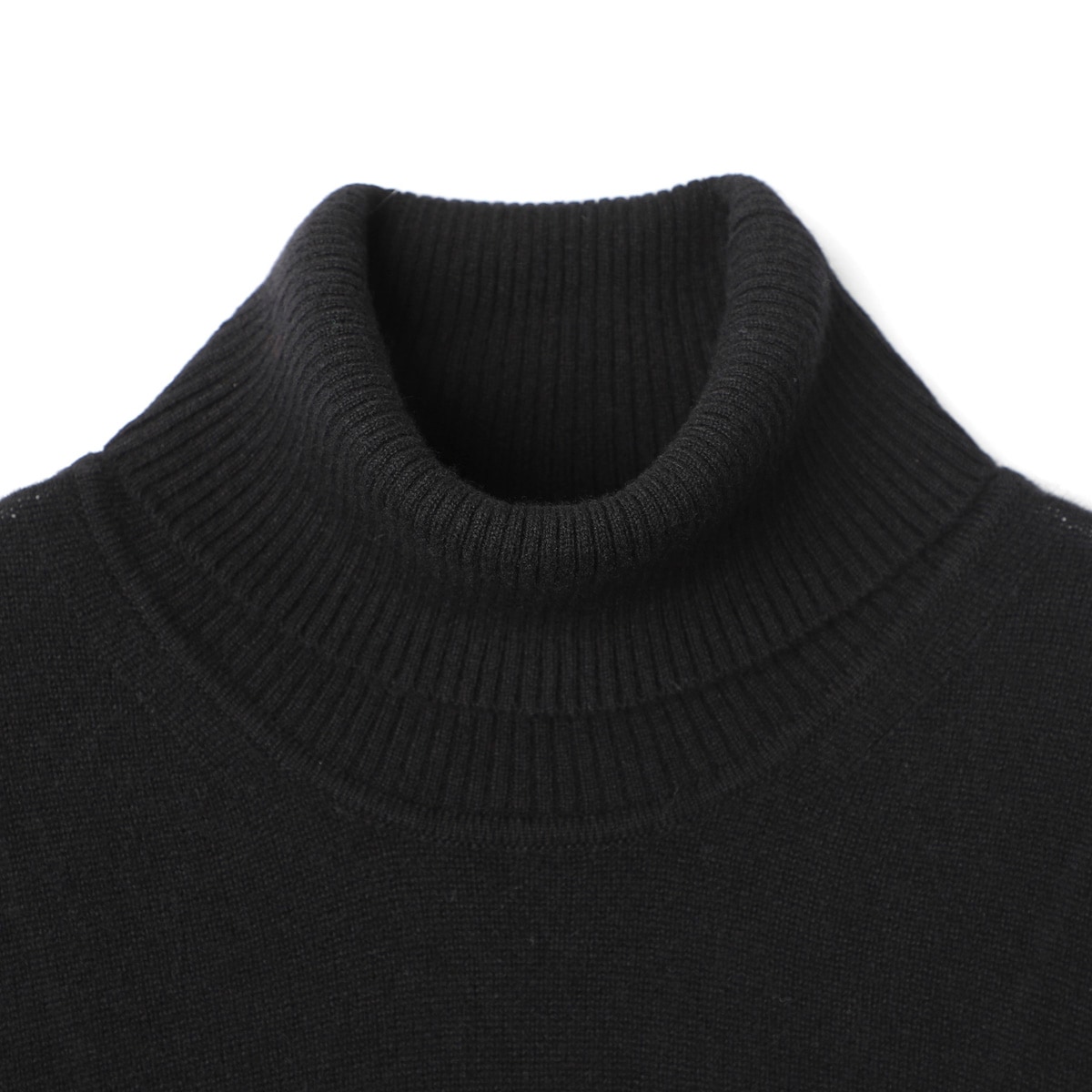 【値下げ中】Giorgio Armani 薄手　ハイネックニット GIORGIO ARMANI（ニット/セーター）のフリマアイテム一覧