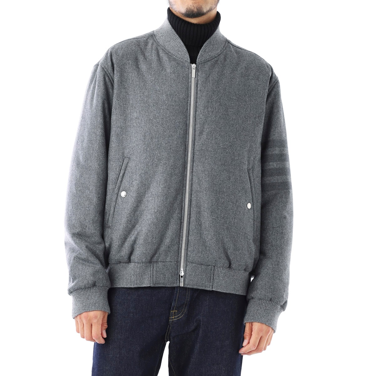 【WLCP】【アウトレット】THOM BROWNE. トムブラウン ダウンジャケット/MEDIUM GRAY TECH DOWN WOOL FLANNEL TONAL 4BAR RELAX FIT BLOUSON JACKET メンズ