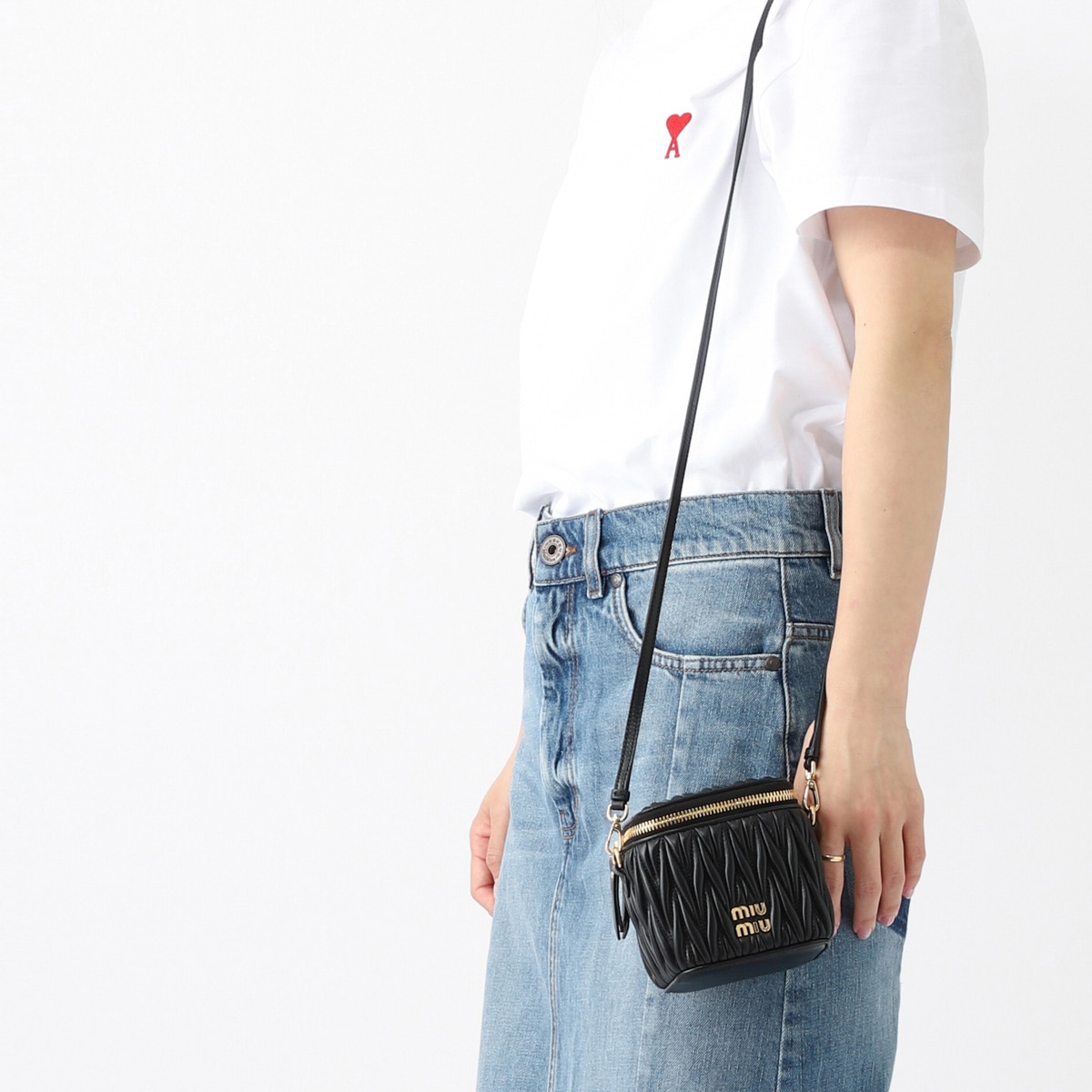 MIUMIU バッグ MIU MIU》 5BH225 2F8K F0002 エンボスロゴカメラバッグ (MiuMiu