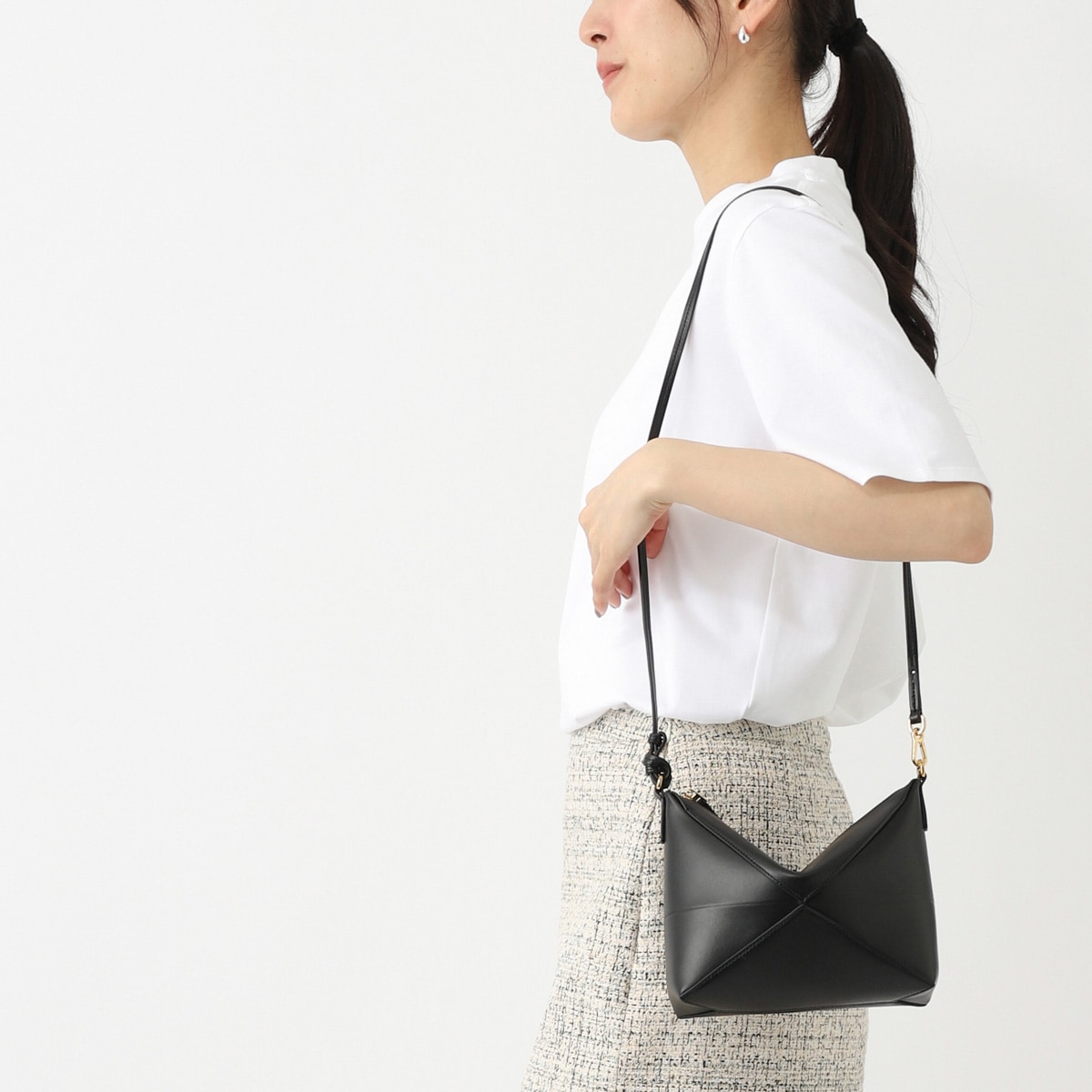 LOEWE ネイビー ショルダーバッグ エンボスロゴ LOEWE ショルダーバッグ エンボスロゴ - メルカリ