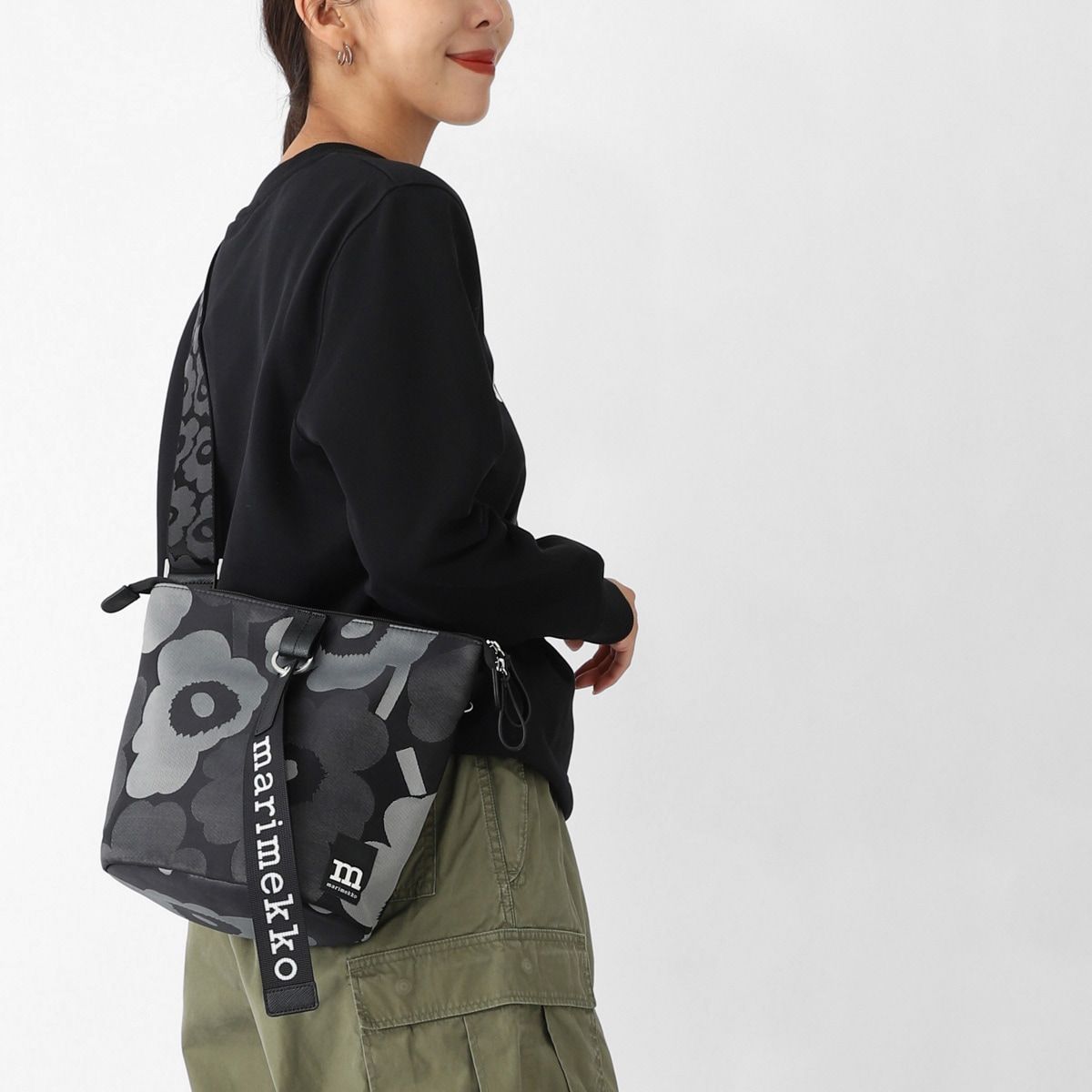 marimekko ブラックカモフラージュボディバッグ~~~ marimekko（マリメッコ） ボディバッグ SLING BAG M UNIKKO スリング