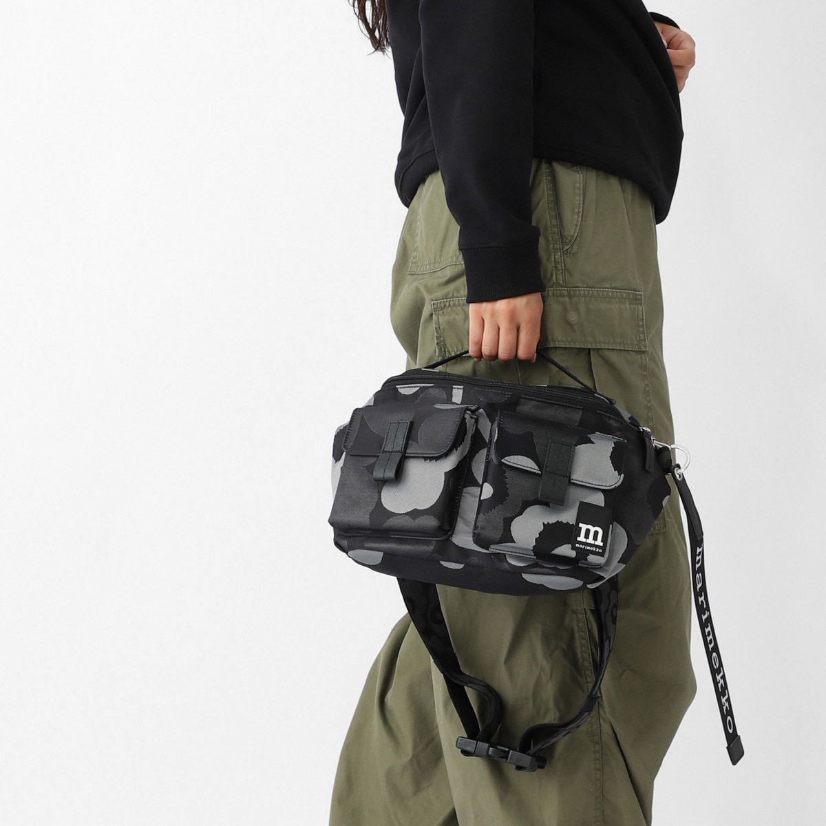marimekko ブラックカモフラージュボディバッグ~~~ marimekko（マリメッコ） ボディバッグ SLING BAG M UNIKKO スリング