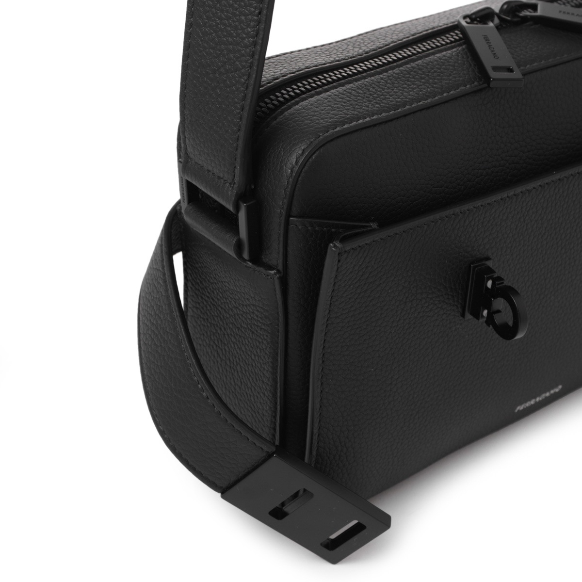 サルヴァトーレフェラガモ　ショルダーバッグ　メンズ 斜め掛け クロスボディ FERRAGAMO フェラガモ バッグ ショルダーバッグ ガンチーニ