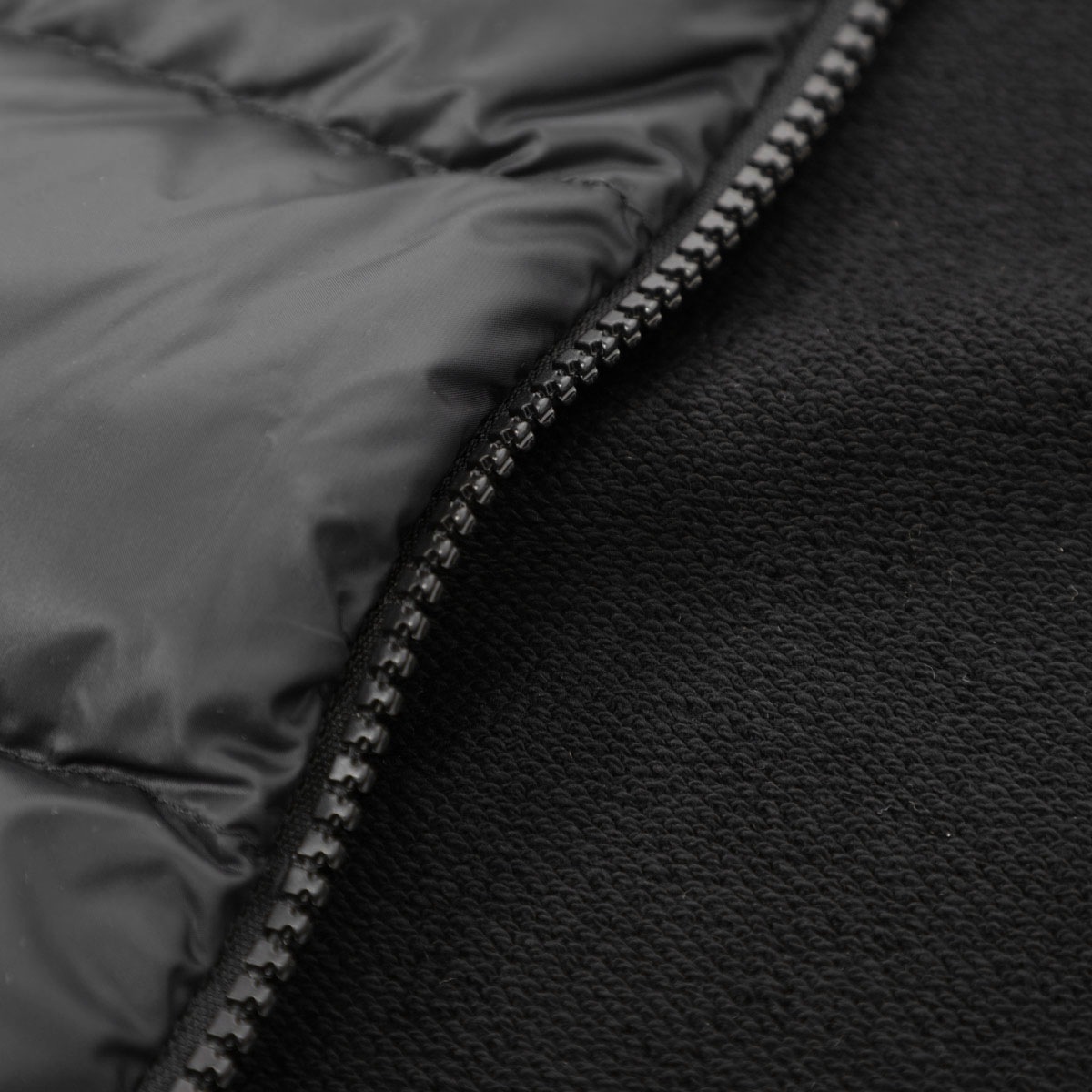 確実正規品！MONCLER マンテラ ストール ケープ ダウン切り替え　ブラック 楽天市場】MONCLER モンクレール ストール 3C00016 3C00013