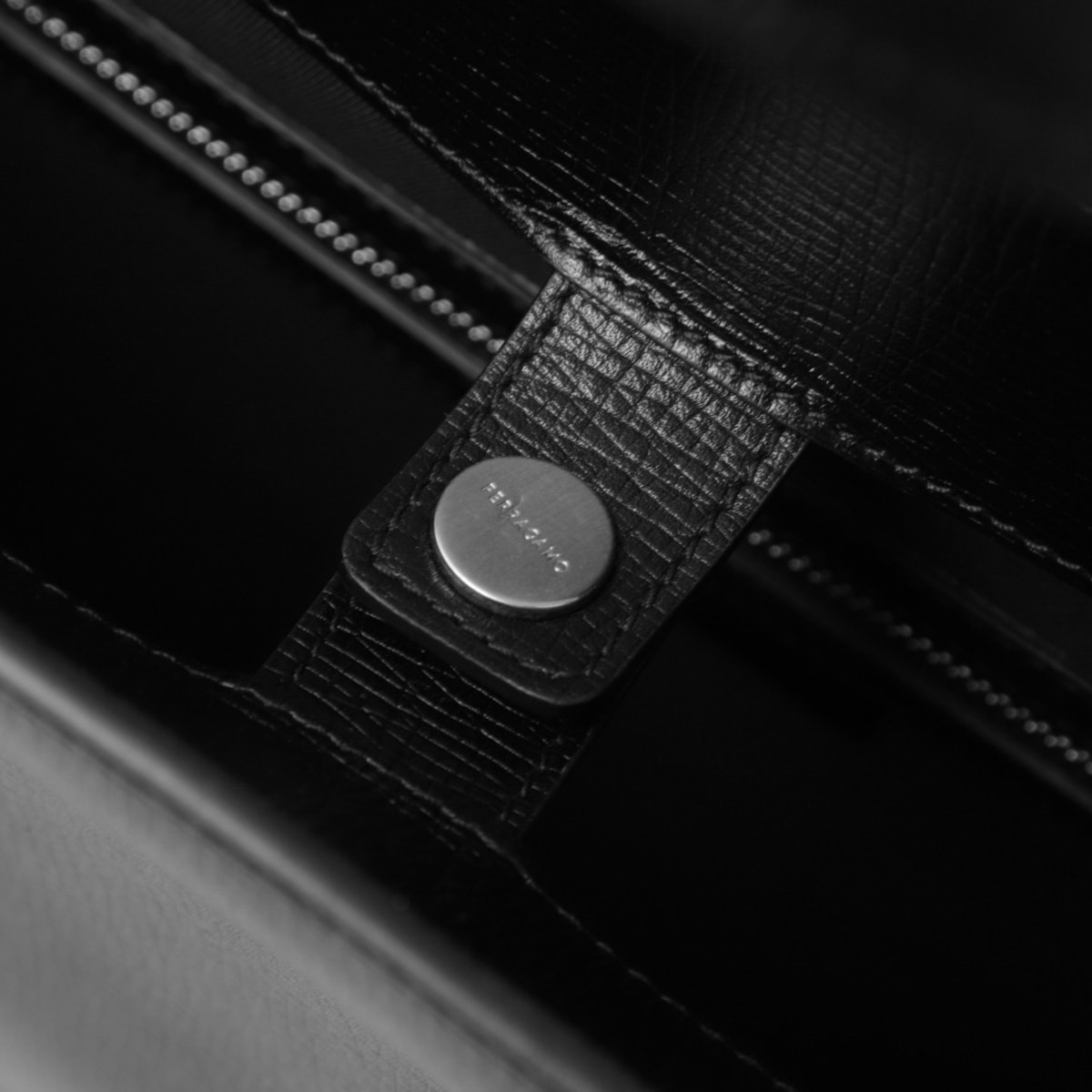 ほぼ未使用 サルヴァトーレフェラガモ トートバッグ 大容量 2024ss レザー ほぼ未使用 サルヴァトーレフェラガモ トートバッグ 大容量